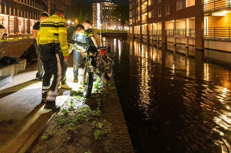 Bromfietser rijdt het water in op de vernieuwde Koggelaan - Foto: Peter Denekamp