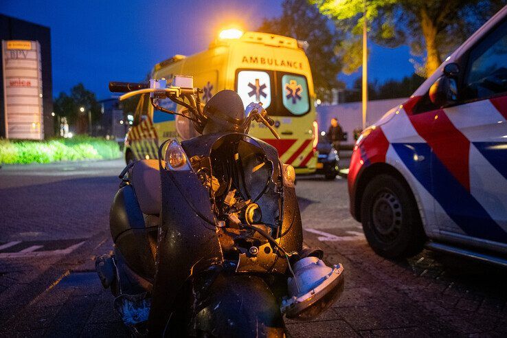 De scooterrijder raakte gewond door de aanrijding op de Kranenburgweg. - Foto: Hugo Janssen