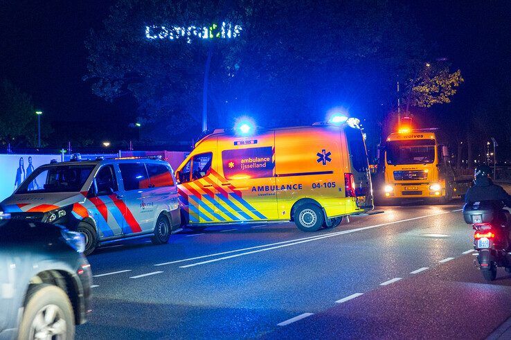 Automobiliste gewond na rammen lantaarnpaal op Schuttevaerkade - Foto: Peter Denekamp