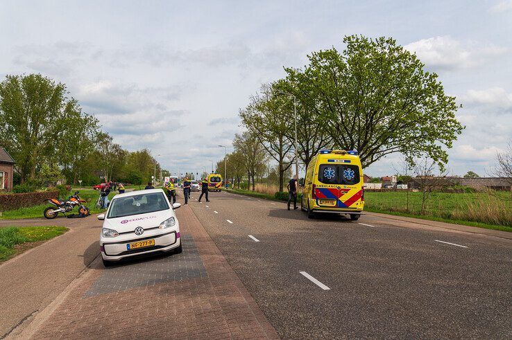De zwaargewonde fietsster wordt met spoed naar het ziekenhuis gebracht. - Foto: Peter Denekamp