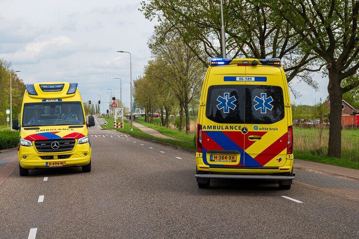 Fietsster zwaargewond na botsing met motorrijder in Hattem - Foto: Peter Denekamp