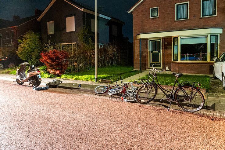 Fietser zwaargewond na aanrijding met scooterrijder in Zwolle-Zuid - Foto: Peter Denekamp