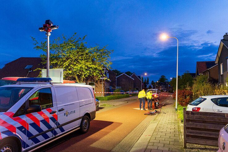 Fietser zwaargewond na aanrijding met scooterrijder in Zwolle-Zuid - Foto: Peter Denekamp