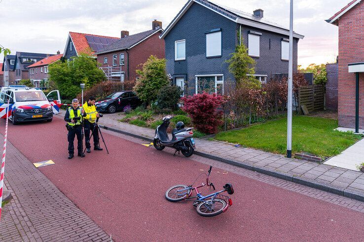 Fietser zwaargewond na aanrijding met scooterrijder in Zwolle-Zuid - Foto: Peter Denekamp