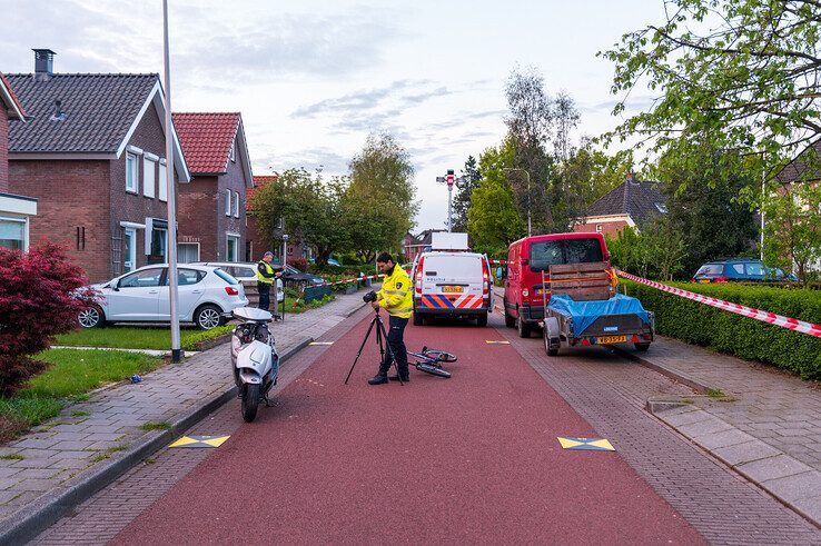 Fietser zwaargewond na aanrijding met scooterrijder in Zwolle-Zuid - Foto: Peter Denekamp
