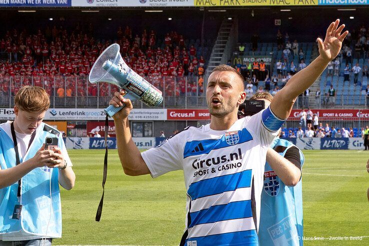 In beeld: Bram bedankt! Groots afscheid voor clubicoon - Foto: Hans Smit