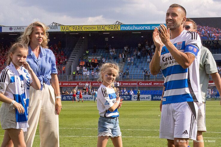 In beeld: Bram bedankt! Groots afscheid voor clubicoon - Foto: Hans Smit