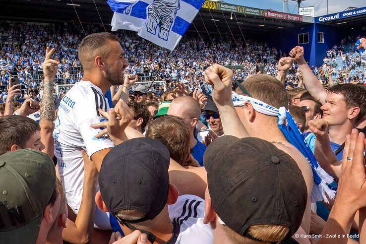 In beeld: Bram bedankt! Groots afscheid voor clubicoon - Foto: Hans Smit