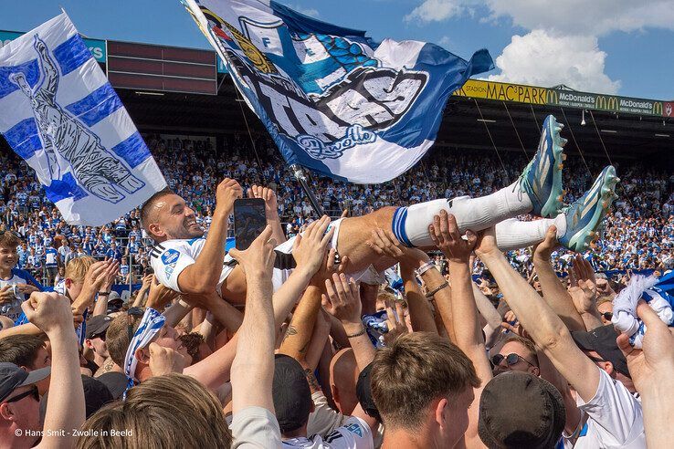 In beeld: Bram bedankt! Groots afscheid voor clubicoon - Foto: Hans Smit