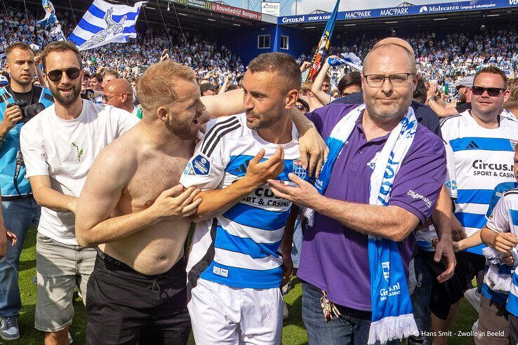 In beeld: Bram bedankt! Groots afscheid voor clubicoon - Foto: Hans Smit