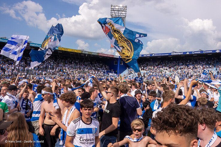 In beeld: Bram bedankt! Groots afscheid voor clubicoon - Foto: Hans Smit