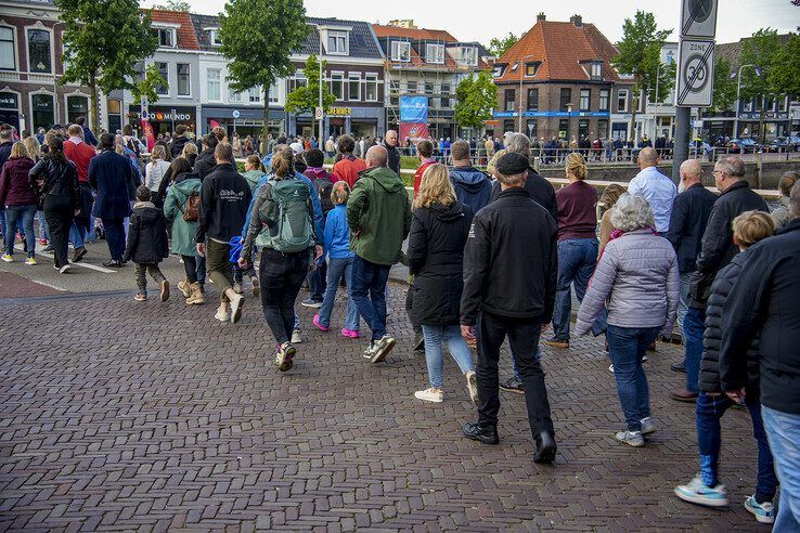 In beeld: Duizenden Zwollenaren herdenken samen in Ter Pelkwijkpark - Foto: Obbe Bakker