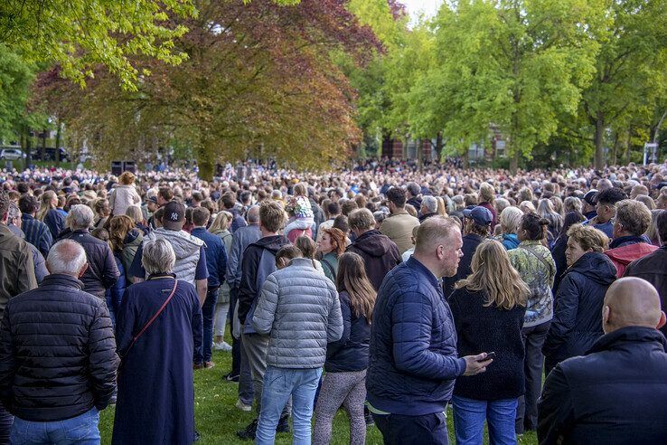 In beeld: Duizenden Zwollenaren herdenken samen in Ter Pelkwijkpark - Foto: Obbe Bakker