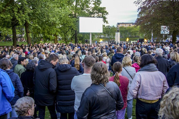 In beeld: Duizenden Zwollenaren herdenken samen in Ter Pelkwijkpark - Foto: Obbe Bakker