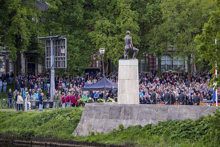 In beeld: Duizenden Zwollenaren herdenken samen in Ter Pelkwijkpark - Foto: Obbe Bakker