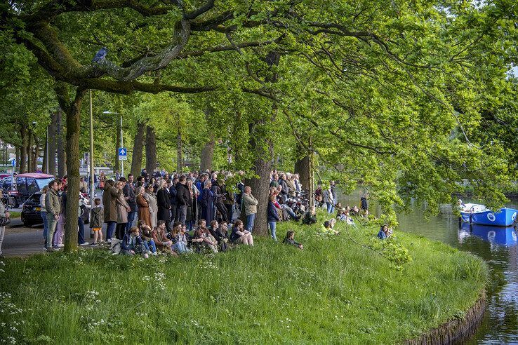 In beeld: Duizenden Zwollenaren herdenken samen in Ter Pelkwijkpark - Foto: Obbe Bakker