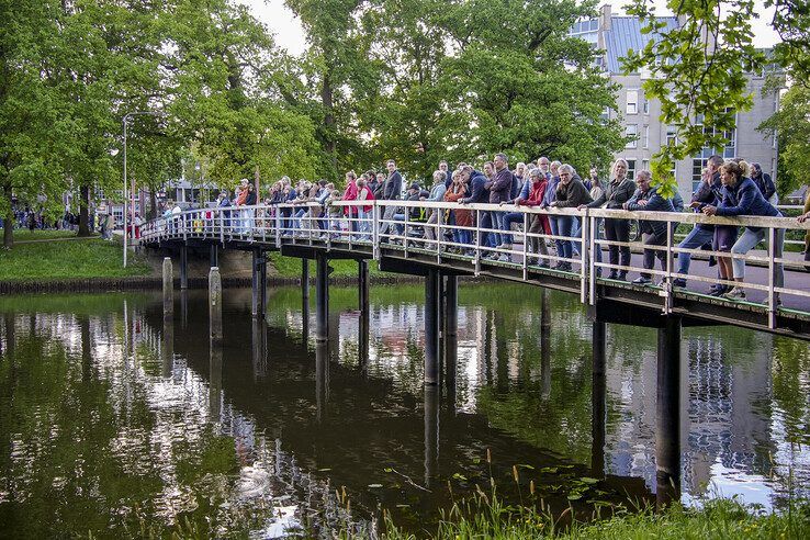 In beeld: Duizenden Zwollenaren herdenken samen in Ter Pelkwijkpark - Foto: Obbe Bakker