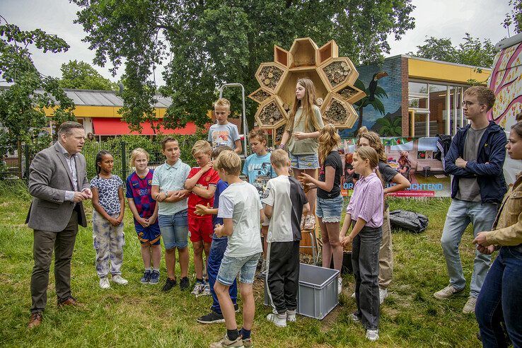 In beeld: Leerlingen in de bres voor meer insecten in Zwolle - Foto: Obbe Bakker