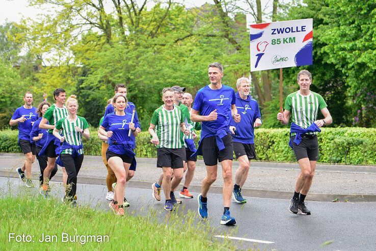 In beeld: Atleten van AV PEC rennen voor de 39e keer met Bevrijdingsvuur naar Zwolle - Foto: Jan Burgman