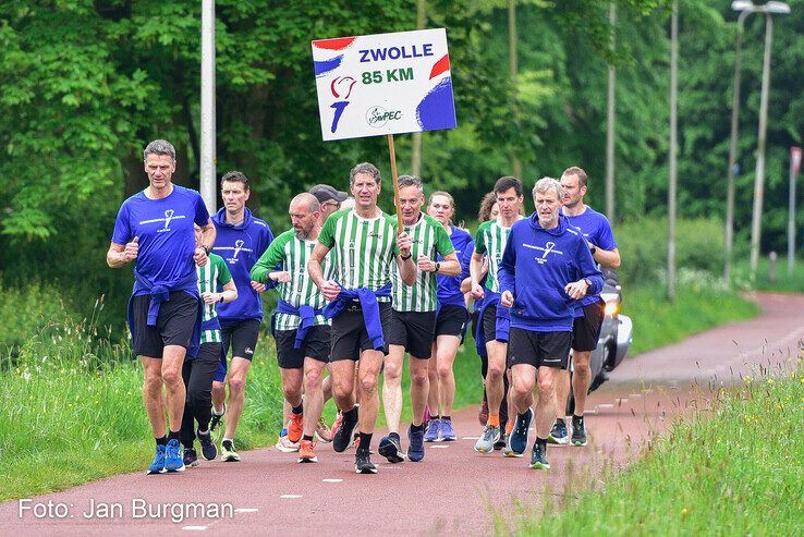 In beeld: Atleten van AV PEC rennen voor de 39e keer met Bevrijdingsvuur naar Zwolle - Foto: Jan Burgman