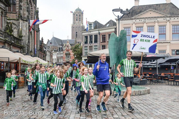 In beeld: Atleten van AV PEC rennen voor de 39e keer met Bevrijdingsvuur naar Zwolle - Foto: Jan Burgman