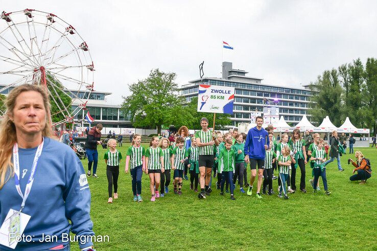 In beeld: Atleten van AV PEC rennen voor de 39e keer met Bevrijdingsvuur naar Zwolle - Foto: Jan Burgman