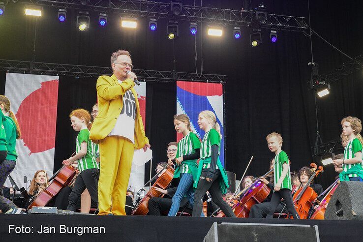 In beeld: Atleten van AV PEC rennen voor de 39e keer met Bevrijdingsvuur naar Zwolle - Foto: Jan Burgman