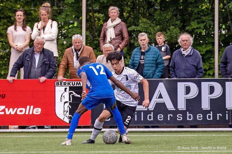 In beeld: Berkum knijpt handen dicht met een punt - Foto: Hans Smit