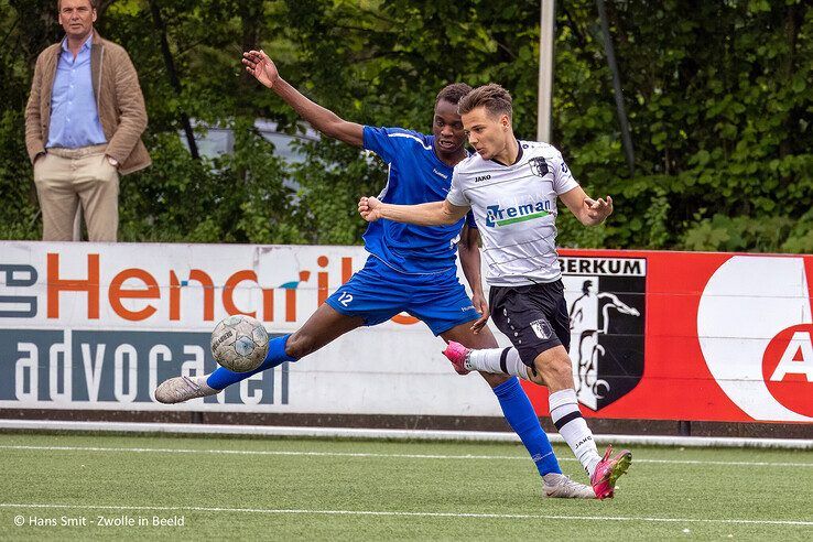 In beeld: Berkum knijpt handen dicht met een punt - Foto: Hans Smit