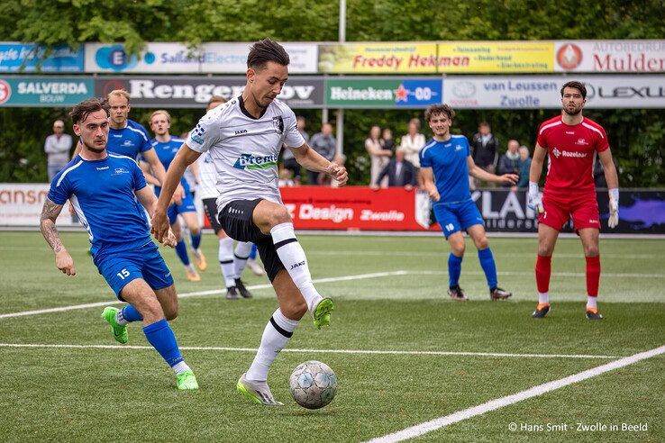 In beeld: Berkum knijpt handen dicht met een punt - Foto: Hans Smit