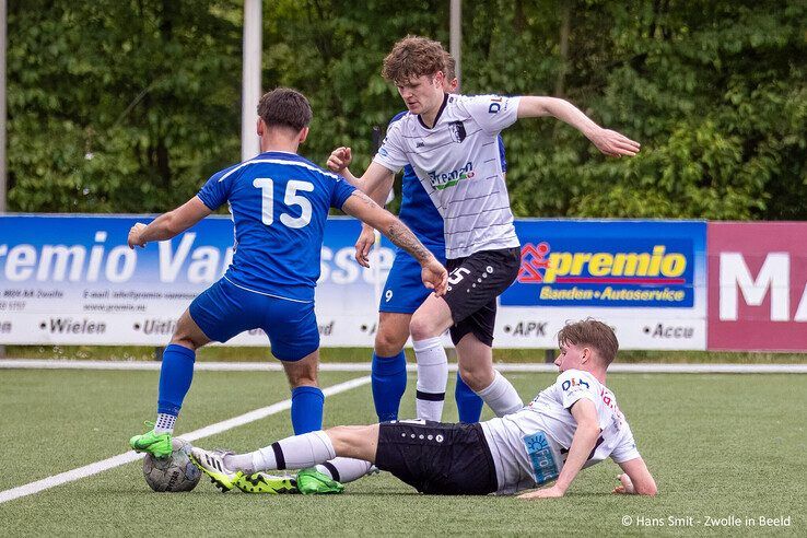 In beeld: Berkum knijpt handen dicht met een punt - Foto: Hans Smit