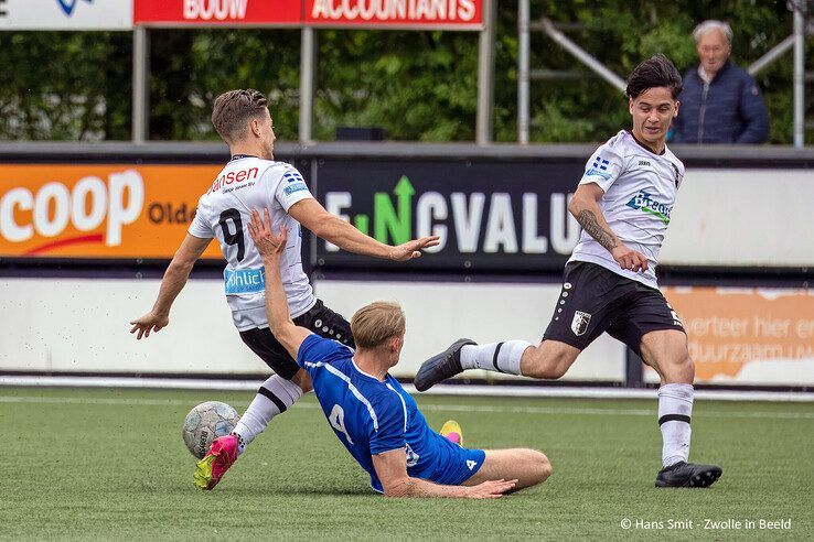 In beeld: Berkum knijpt handen dicht met een punt - Foto: Hans Smit