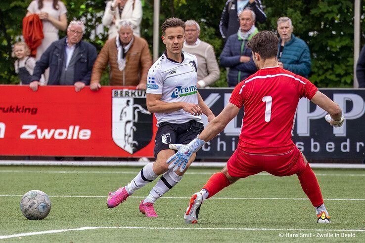 In beeld: Berkum knijpt handen dicht met een punt - Foto: Hans Smit