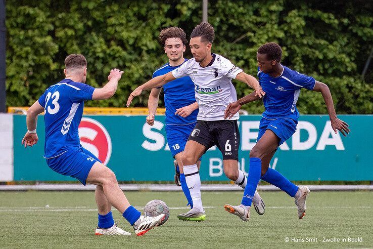 In beeld: Berkum knijpt handen dicht met een punt - Foto: Hans Smit