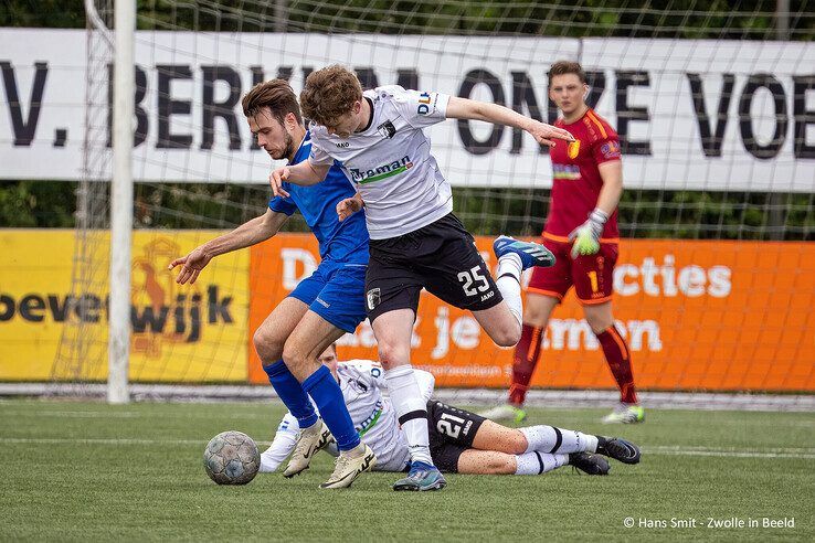 In beeld: Berkum knijpt handen dicht met een punt - Foto: Hans Smit