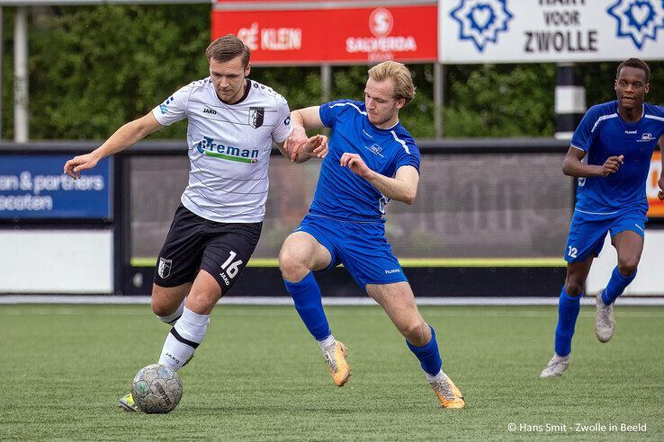 In beeld: Berkum knijpt handen dicht met een punt - Foto: Hans Smit