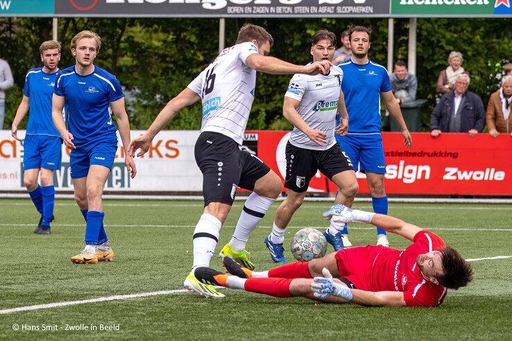 In beeld: Berkum knijpt handen dicht met een punt - Foto: Hans Smit