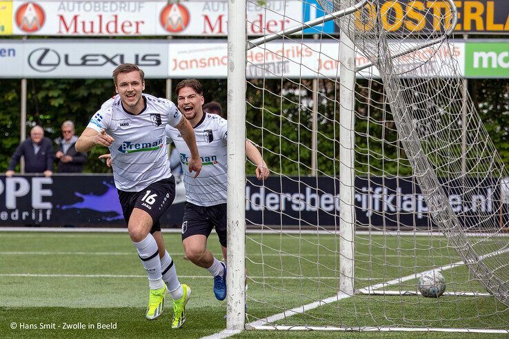 In beeld: Berkum knijpt handen dicht met een punt - Foto: Hans Smit