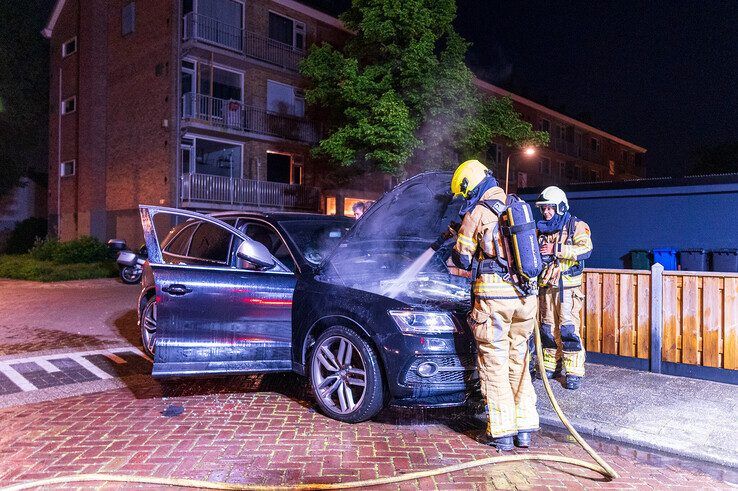 Opnieuw autobrand in Holtenbroek, politie vermoedt brandstichting - Foto: Peter Denekamp