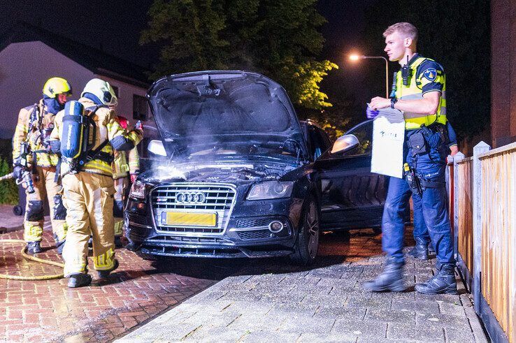 Opnieuw autobrand in Holtenbroek, politie vermoedt brandstichting - Foto: Peter Denekamp