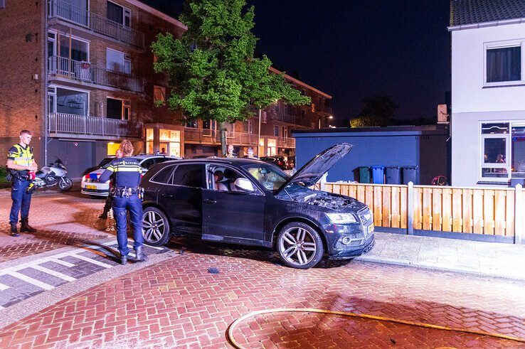 Opnieuw autobrand in Holtenbroek, politie vermoedt brandstichting - Foto: Peter Denekamp