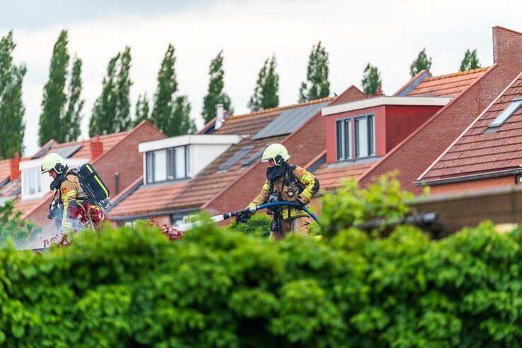 Terrasoverkapping in tuin door brand verwoest in Stadshagen - Foto: Peter Denekamp