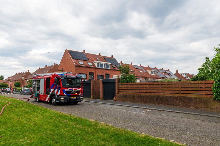 Terrasoverkapping in tuin door brand verwoest in Stadshagen - Foto: Peter Denekamp