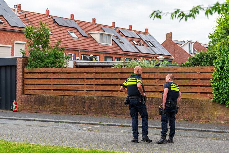 Terrasoverkapping in tuin door brand verwoest in Stadshagen - Foto: Peter Denekamp