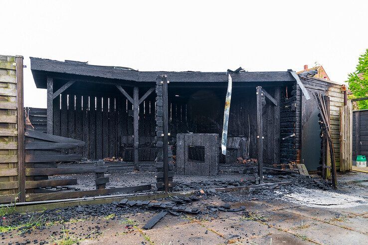 Terrasoverkapping in tuin door brand verwoest in Stadshagen - Foto: Peter Denekamp