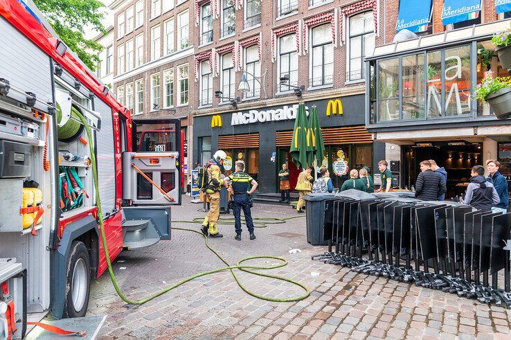Brandweer en politie bij McDonald's op de Melkmarkt. - Foto: Peter Denekamp