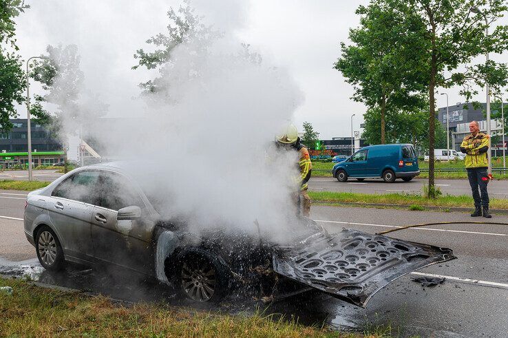 Rijdende auto vliegt in brand in Dieze-Oost - Foto: Peter Denekamp