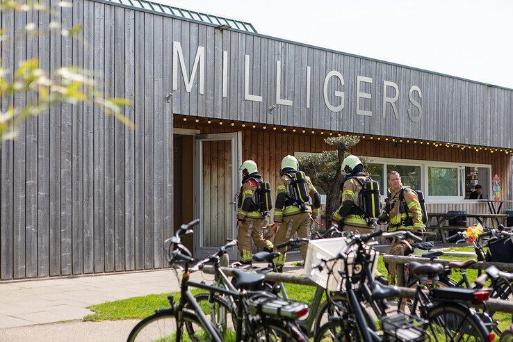 Brandje op dak van Milligers in Stadshagen - Foto: Ruben Meinten