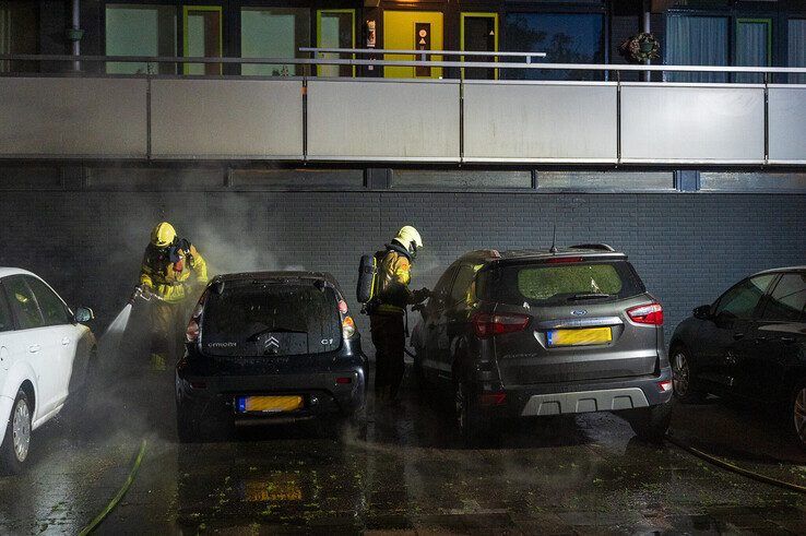Twee auto’s gaan in vlammen op in Zwolle, derde zwaarbeschadigd - Foto: Peter Denekamp