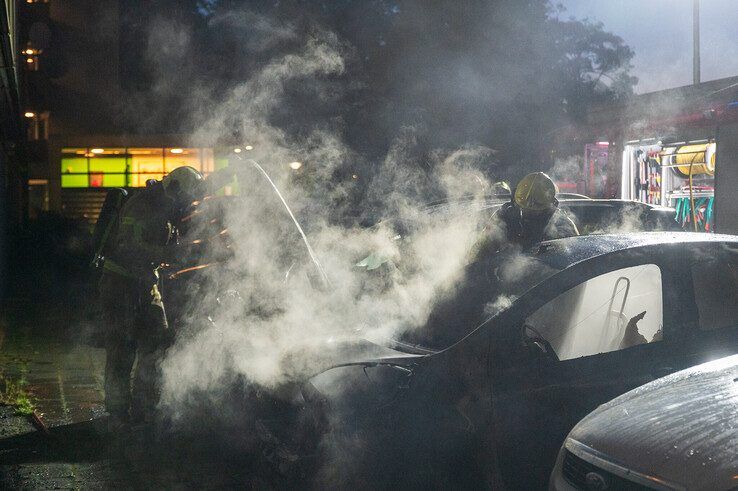Twee auto’s gaan in vlammen op in Zwolle, derde zwaarbeschadigd - Foto: Peter Denekamp